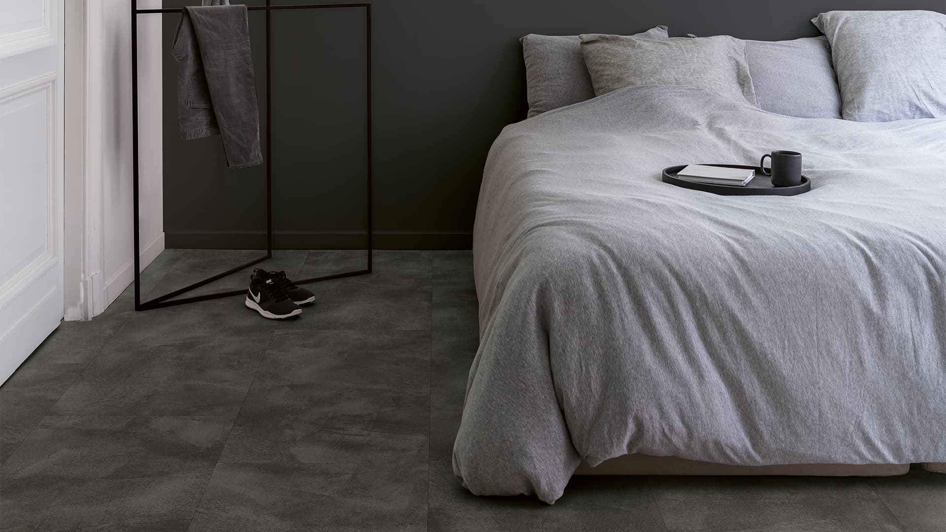 donkergrijze vinyl tegelvloer in een slaapkamer